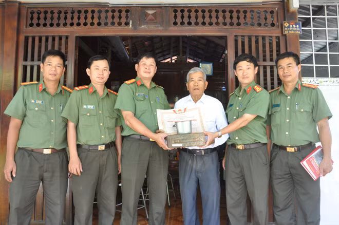Cán bộ Công an tỉnh Đồng Tháp vui mừng gặp cán bộ An ninh khu VIII và thu thập kỷ vật lịch sử.