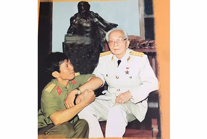 Đại tướng Võ Nguyên Giáp và nghệ sĩ nhiếp ảnh Trần Hồng. Đại tướng Võ Nguyên Giáp và nghệ sĩ nhiếp ảnh Trần Hồng.
