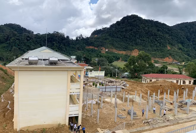 Hiện tượng sạt lở đất đã xảy ra khu vực ta luy đằng sau Trường THPT Võ Chí Công ở A Xan trong đợt mưa lũ vừa qua.