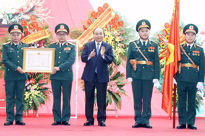 Thủ tướng Nguyễn Xuân Phúc trao tặng Huân chương Bảo vệ Tổ quốc hạng Nhất cho Tổng cục II, Bộ Quốc phòng. Ảnh: Thống Nhất – TTXVN Thủ tướng Nguyễn Xuân Phúc trao tặng Huân chương Bảo vệ Tổ quốc hạng Nhất cho Tổng cục II, Bộ Quốc phòng. Ảnh: Thống Nhất – TTXVN