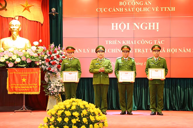 Thiếu tướng Tô Văn Huệ trao danh hiệu Đơn vị Quyết thắng cho các đơn vị trực thuộc Cục.