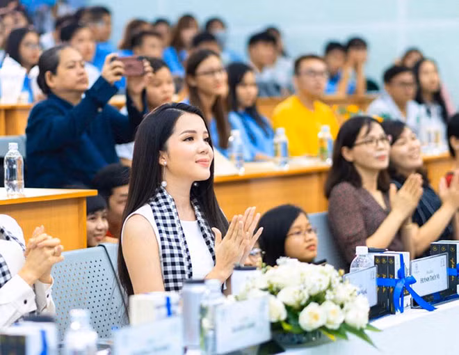 Hoa khôi Huỳnh Thuý Vi tham gia chương trình "Hành trình từ trái tim".