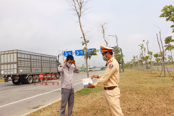Phát khẩu trang y tế cho người không có khẩu trang y tế.
