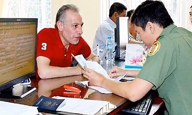 Người nước ngoài được quản lý tại cơ sở lưu trú trong thời gian chờ xuất cảnh.