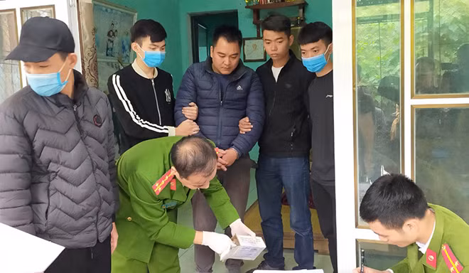 Lực lượng Công an khám nhà của đối tượng Nguyễn Văn Chí.