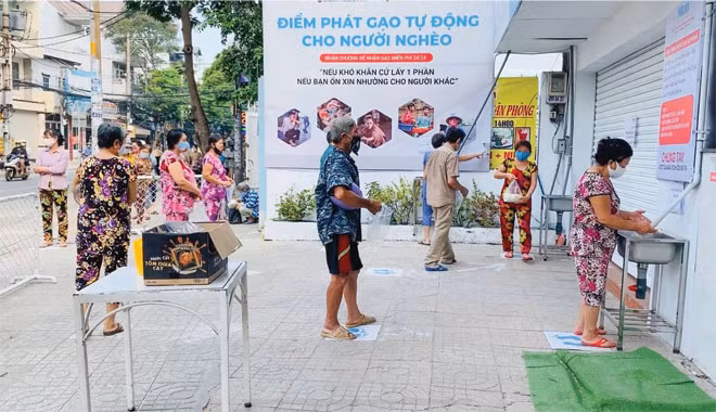 Những cây “ATM gạo” giúp người dân bớt đi gánh lo trong mùa dịch.