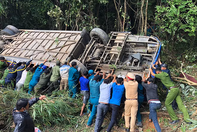 Lực lượng chức năng và người dân nỗ lực cứu nạn, cứu hộ các nạn nhân.
