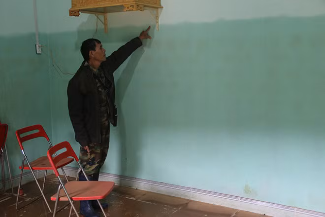 Nhà dân bị ngập nước do thủy điện tích nước trái phép. Nhà dân bị ngập nước do thủy điện tích nước trái phép.