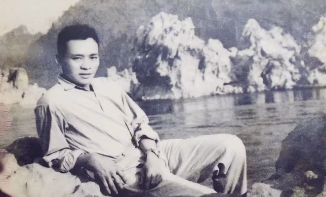 Ông Vũ Ngọc Tuấn tại thác Bờ năm 1958.