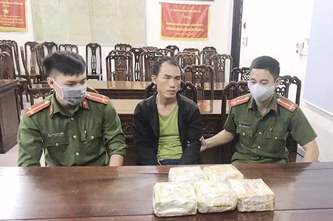 Đối tượng người Lào Tu Lỳ bị bắt giữ cùng tang vật 5kg ma túy đá. Đối tượng người Lào Tu Lỳ bị bắt giữ cùng tang vật 5kg ma túy đá.