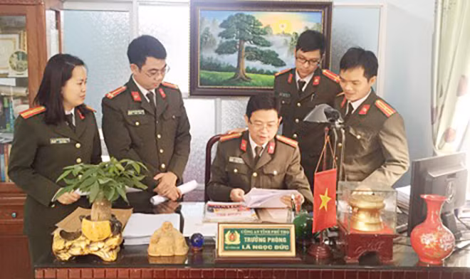 Trung tá Lã Ngọc Đức cùng CBCS Phòng An ninh điều tra bàn phương án đấu tranh với tội phạm.