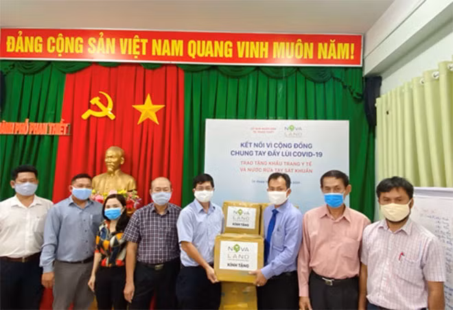 Trước đó, từ ngân sách Tập đoàn và sự đóng góp của toàn thể cán bộ nhân viên, Novaland cũng đã ủng hộ hơn 6 tỷ đồng nhằm góp phần bảo vệ sức khỏe cộng đồng, cùng chung tay phòng, chống, đẩy lùi dịch Covid-19 tại TP.HCM và một số tỉnh thành như Bình Thuận.