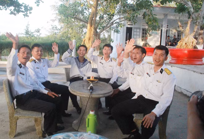 Những người lính Hải quân trên đảo tiền tiêu.