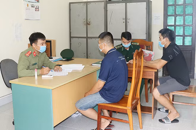 Cơ quan chức năng lấy lời khai các đối tượng trong chuyên án.