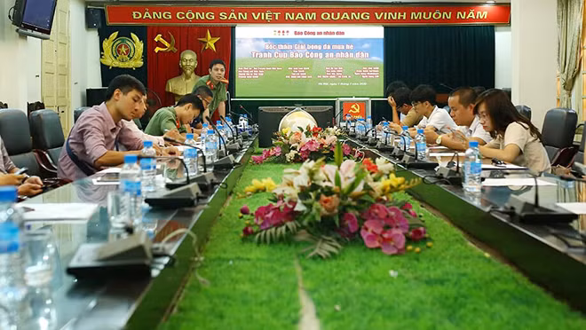 Các đội bóng tham dự buổi bốc thăm. Ảnh: Chiến Thắng.