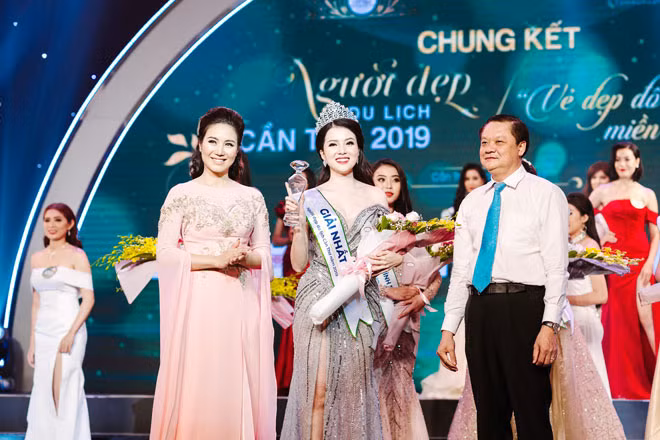 Ông Dương Tấn Hiển, Phó Chủ tịch UBND TP Cần Thơ và bà Trần Bảo Linh, Trưởng Ban tổ chức cuộc thi trao giải Nhất “Người đẹp Du lịch Cần Thơ 2019” cho Huỳnh Thuý Vi.