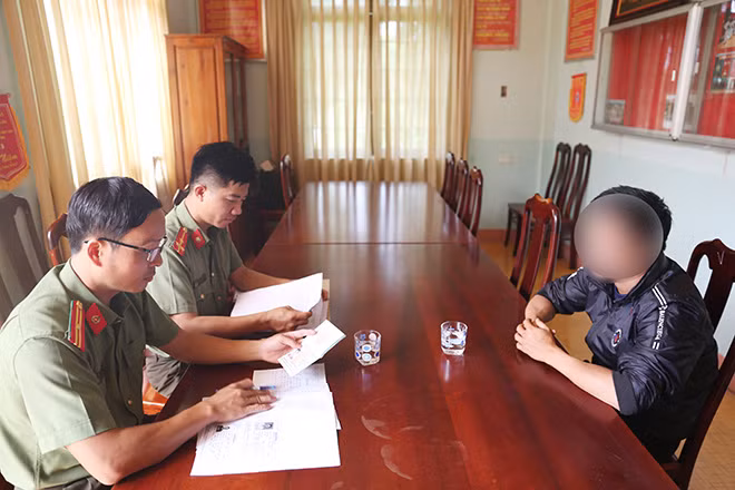 Phòng Quản lý xuất nhập cảnh, Công an tỉnh Đắk Nông làm việc với anh Trần Văn M.