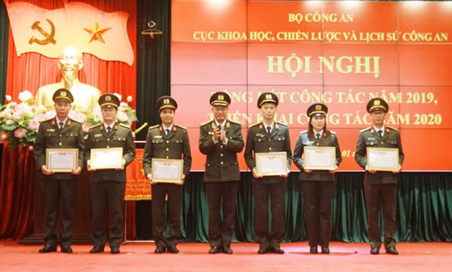 Thiếu tướng Đỗ Lê Chi, Cục trưởng trao danh hiệu Đơn vị quyết thắng cho 6 tập thể thuộc Cục Thiếu tướng Đỗ Lê Chi, Cục trưởng trao danh hiệu Đơn vị quyết thắng cho 6 tập thể thuộc Cục