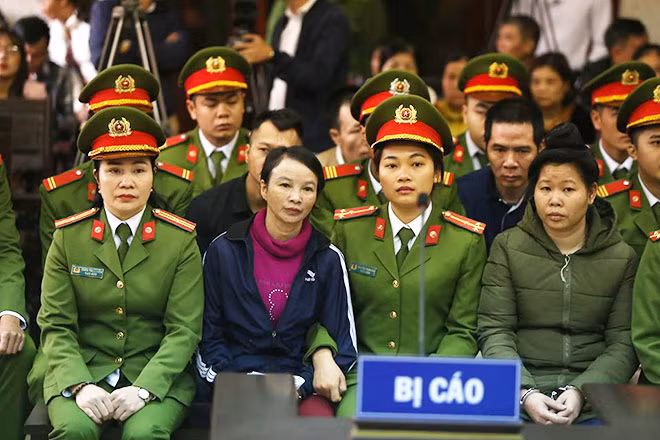 Hai bị cáo Hiền (trái) và Thu tại phiên toà sơ thẩm.