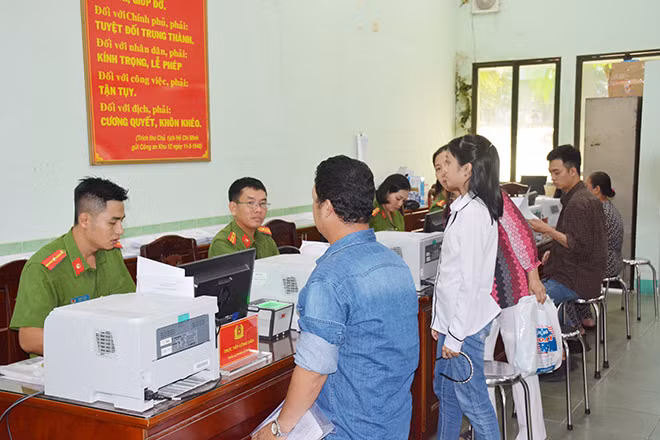 Cán bộ Phòng Cảnh sát Quản lý hành chính về trật tự xã hội Công an TP Hồ Chí Minh tận tình phục vụ người dân làm các thủ tục giấy tờ.
