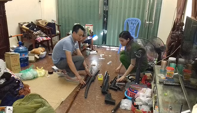 Khám xét, thu tại nhà đối tượng Cúc nhiều vũ khí, hung khí.