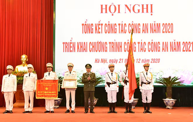 Thừa ủy quyền của Chủ tịch nước, Bộ trưởng Tô Lâm trao tặng danh hiệu Anh hùng Lực lượng vũ trang nhân dân cho Công an quận Long Biên. Thừa ủy quyền của Chủ tịch nước, Bộ trưởng Tô Lâm trao tặng danh hiệu Anh hùng Lực lượng vũ trang nhân dân cho Công an quận Long Biên.