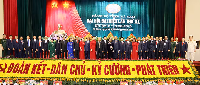Đồng chí Trương Thị Mai và các đại biểu tại Đại hội đại biểu Đảng bộ tỉnh Hà Nam lần thứ XX