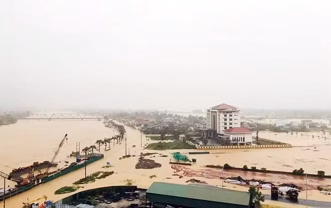 Nước sông Bến Hải dâng cao nhấn chìm Quốc lộ 1 hàng trăm hộ dân xung quanh. Nước sông Bến Hải dâng cao nhấn chìm Quốc lộ 1 hàng trăm hộ dân xung quanh.