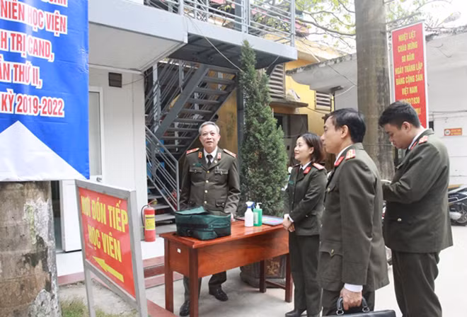 Thiếu tướng Nguyễn Khắc Thủy và đoàn công tác kiểm tra chốt y tế đặt tại Cổng ra vào Học viện Chính trị CAND.