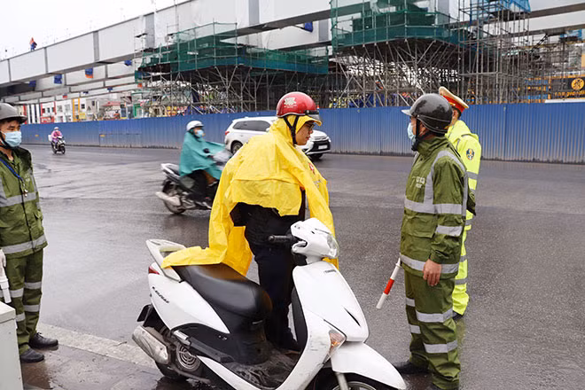 Tổ công tác xử phạt nghiêm nam thanh niên đi đường cố tình không đeo khẩu trang