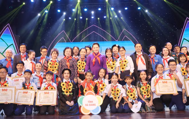 Chủ tịch Quốc hội Nguyễn Thị Kim Ngân cùng các đồng chí lãnh đạo Đảng, Nhà nước và các đại biểu cháu ngoan Bác Hồ tại Đại hội. Ảnh: TTXVN