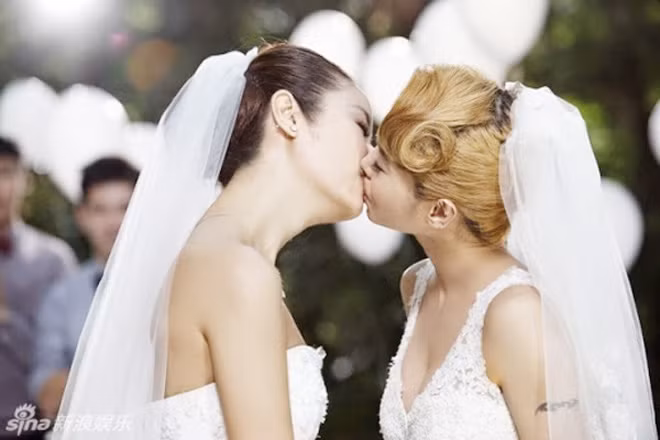 Đã có rất nhiều cặp đôi đồng tính làm đám cưới và về sống chung một nhà. Đã có rất nhiều cặp đôi đồng tính làm đám cưới và về sống chung một nhà.