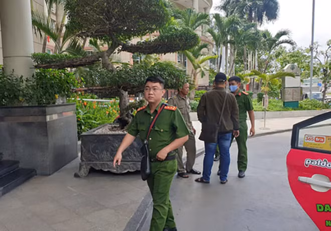 Công an đến tòa nhà ông Tuyến sinh sống để thực hiện việc khám xét chỗ ở.