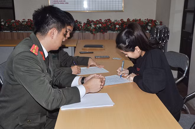 B.H.A viết lời khai tại cơ quan Công an.