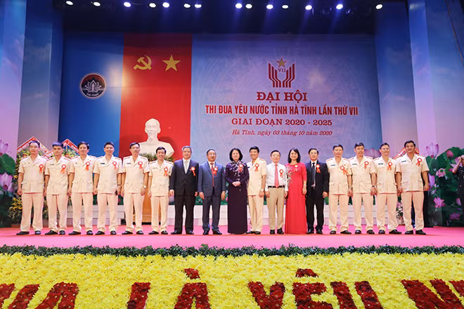 Các đại biểu chụp ảnh lưu niệm.