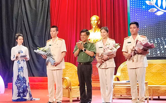 Đại úy Dương Danh Đạt (thứ 2 từ trái sang) tại buổi tuyên dương 11 gương mặt trẻ Công an thủ đô xuất sắc tiêu biểu. Đại úy Dương Danh Đạt (thứ 2 từ trái sang) tại buổi tuyên dương 11 gương mặt trẻ Công an thủ đô xuất sắc tiêu biểu.