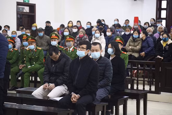 Các bị cáo và bị hại tại phòng xử án.