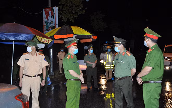 Đại tá Lê Ngọc Châu, Ủy viên Ban thường vụ tỉnh ủy, Giám đốc Công an tỉnh Hải Dương, kiểm tra tại một số chốt phòng dịch trên địa bàn TP Hải Dương, các huyện giáp ranh.