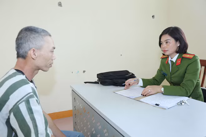 Thiếu tá Nguyễn Thị Kim Chung hỏi cung đối tượng.