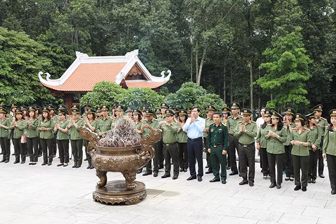 Trung tướng Nguyễn Thanh Sơn, Cục trưởng Cục Đối ngoại, Bộ Công an và CBCS Cục Đối ngoại dâng hương tại Nhà thờ Bác Khu Di tích K9-Đá Chông.