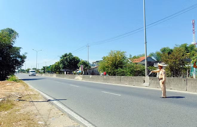 Lực lượng CSGT Quảng Nam làm nhiệm vụ trên tuyến QL1A dưới nắng nóng.