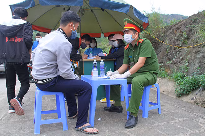 Lực lượng Công an thực hiện tiếp nhận khai báo y tế.