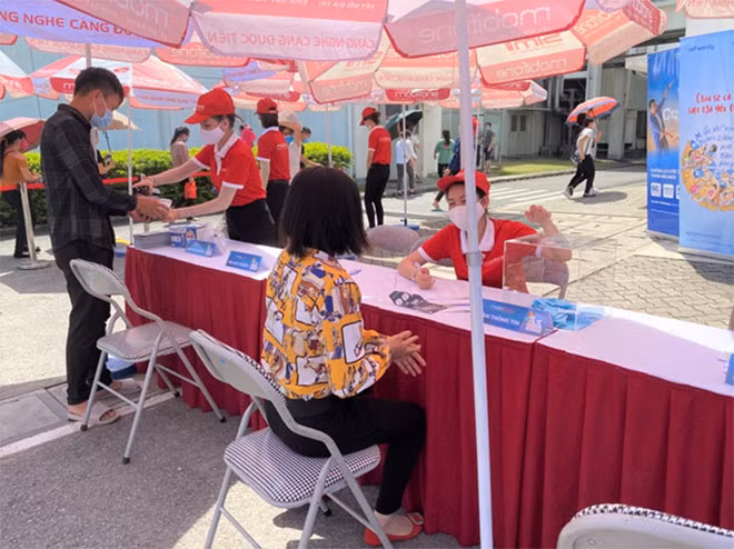 Công tác vệ sinh, khử khuẩn an toàn giãn cách luôn được đảm bảo đầy đủ trong các sự kiện an sinh xã hội của MobiFone Công tác vệ sinh, khử khuẩn an toàn giãn cách luôn được đảm bảo đầy đủ trong các sự kiện an sinh xã hội của MobiFone