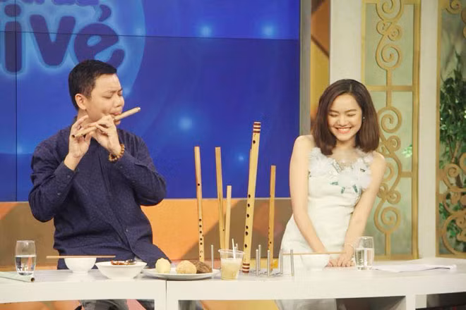 Nghệ sĩ Ưu tú Hoàng Anh biểu diễn chương trình "Bữa trưa vui vẻ". Nghệ sĩ Ưu tú Hoàng Anh biểu diễn chương trình "Bữa trưa vui vẻ".
