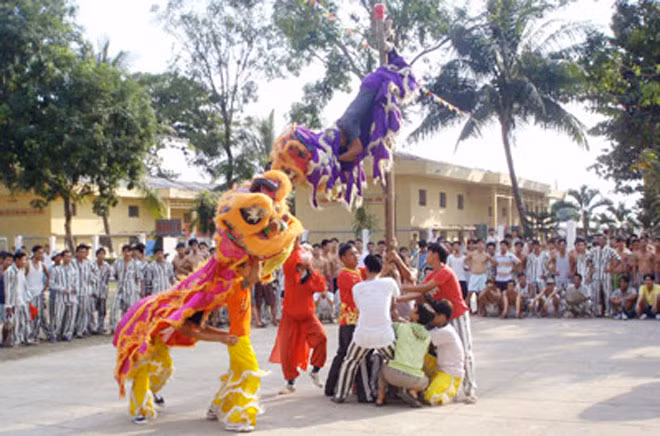 Chương trình múa lân đón Tết ở Trại giam An Phước (Bình Dương). Chương trình múa lân đón Tết ở Trại giam An Phước (Bình Dương).
