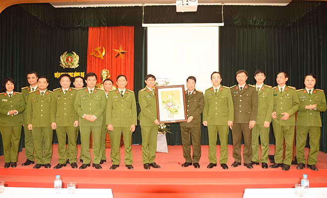 Thứ trưởng Bùi Văn Nam tặng bức tranh cho Viện Khoa học hình sự.