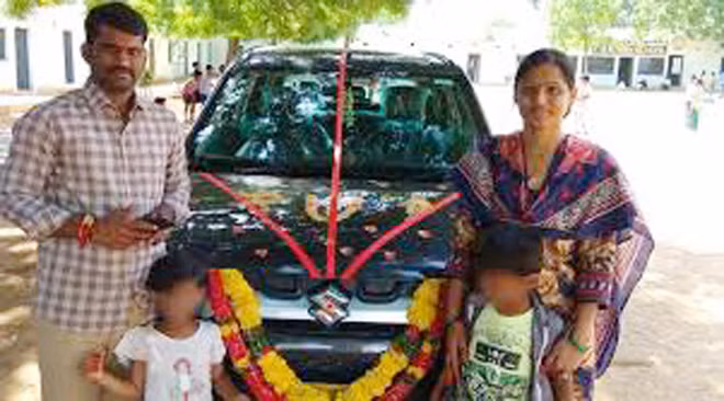 Ảnh chụp gia đình nhỏ hạnh phúc của Swathi Reddy bên chồng Rajesh Reddy cùng hai người con.