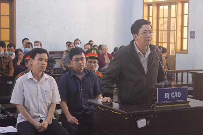 Bị cáo Nguyễn Hồng Lam (đứng), Tứ (áo trắng) và Dương tại phiên xét xử.