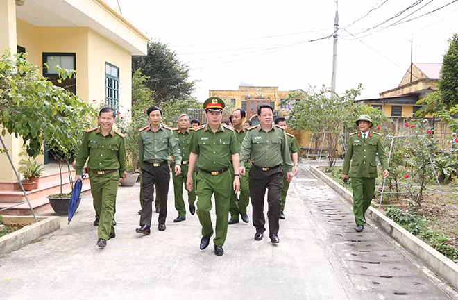 Thứ trưởng Lê Quốc Hùng và đoàn công tác Bộ Công an cùng lãnh đạo Công an tỉnh kiểm tra công tác tạm giam, tạm giữ tại Trại tạm giam Công an tỉnh Hà Nam.