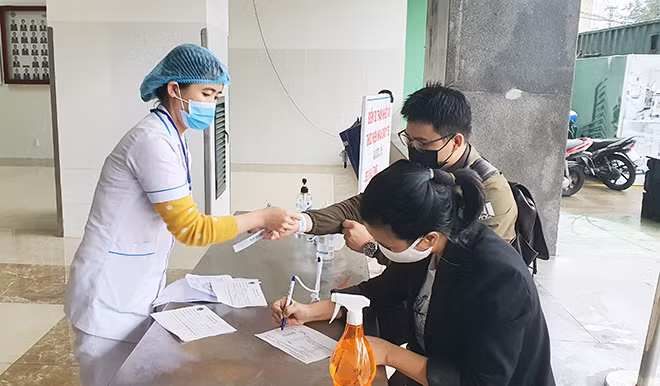 Bệnh nhân, người nhà, người đến làm việc, khám chữa bệnh tại BV Đà Nẵng đều phải khai báo y tế và thực hiện nghiêm việc phân luồng, sàng lọc.